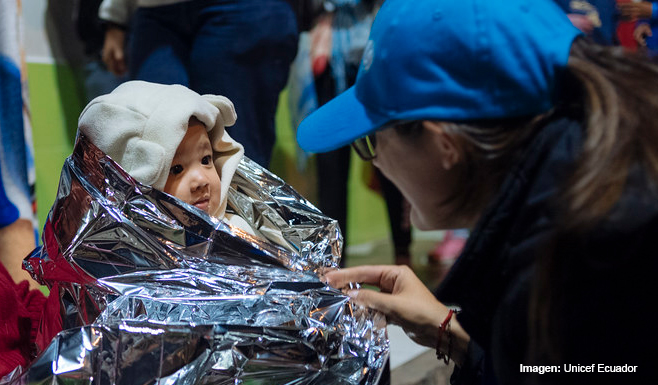 Imagen de Unicef Ecuador de niña con manta térmica