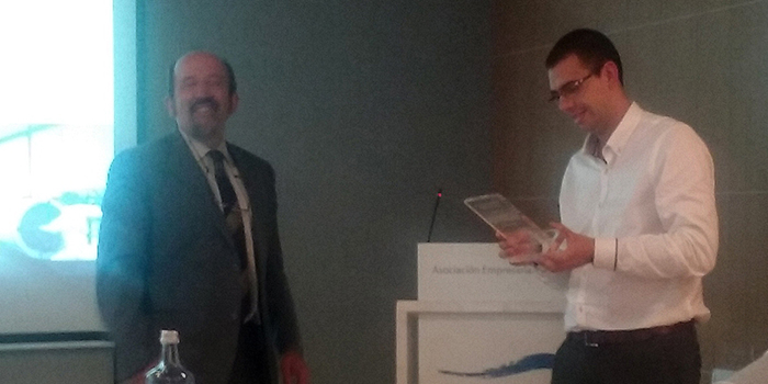 Juan López recoge el galardon de la AEE